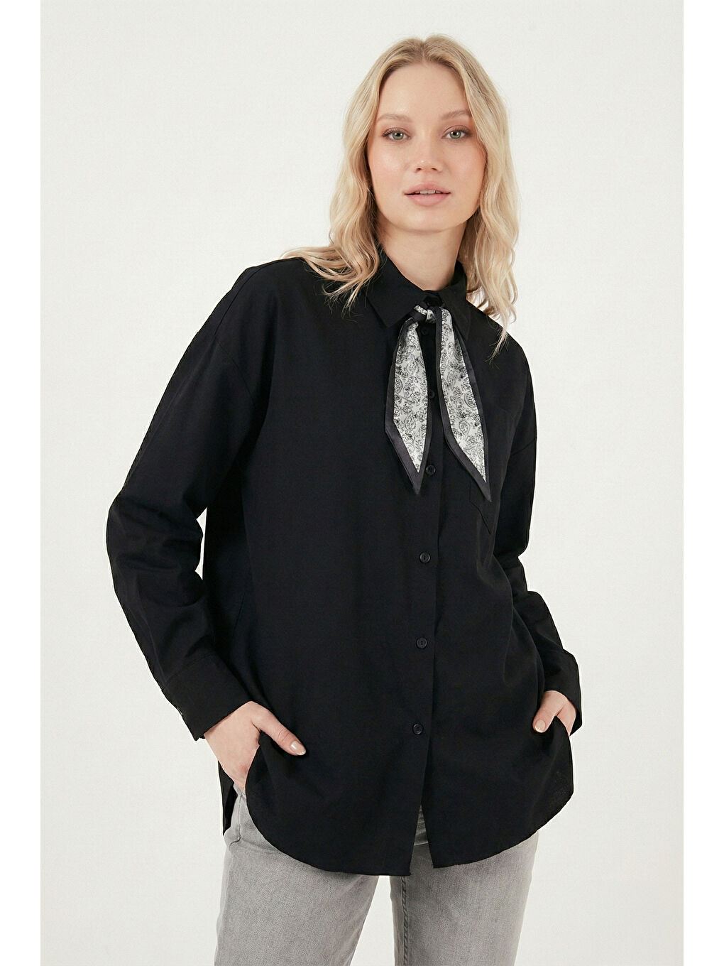Siyah Relaxed Fit Fular Detaylı Klasik Yaka Göğüs Cepli Kadın Gömlek 6925427-1