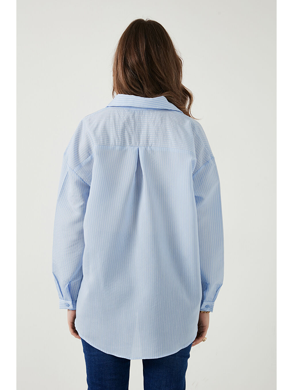 Mavi Çizgili Oversize Fit Klasik Yaka Uzun Kollu Kadın Gömlek 6925437-6