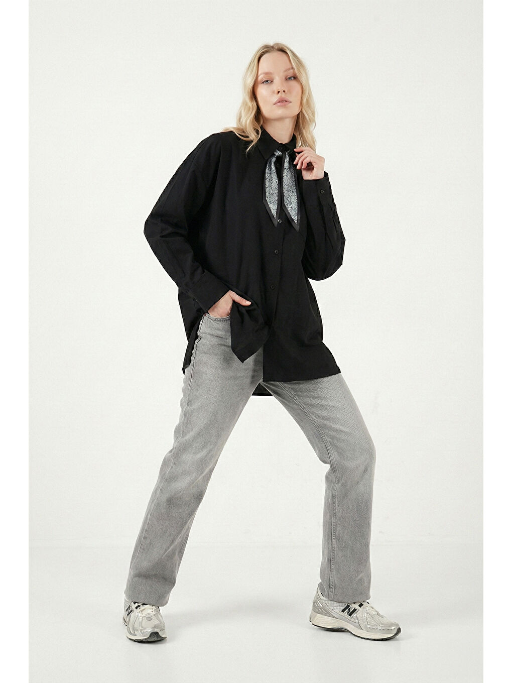 Siyah Relaxed Fit Fular Detaylı Klasik Yaka Göğüs Cepli Kadın Gömlek 6925427-2