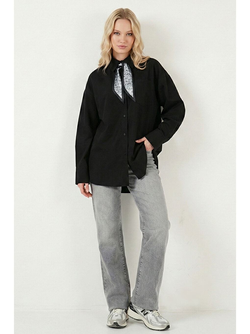 Siyah Relaxed Fit Fular Detaylı Klasik Yaka Göğüs Cepli Kadın Gömlek 6925427-3