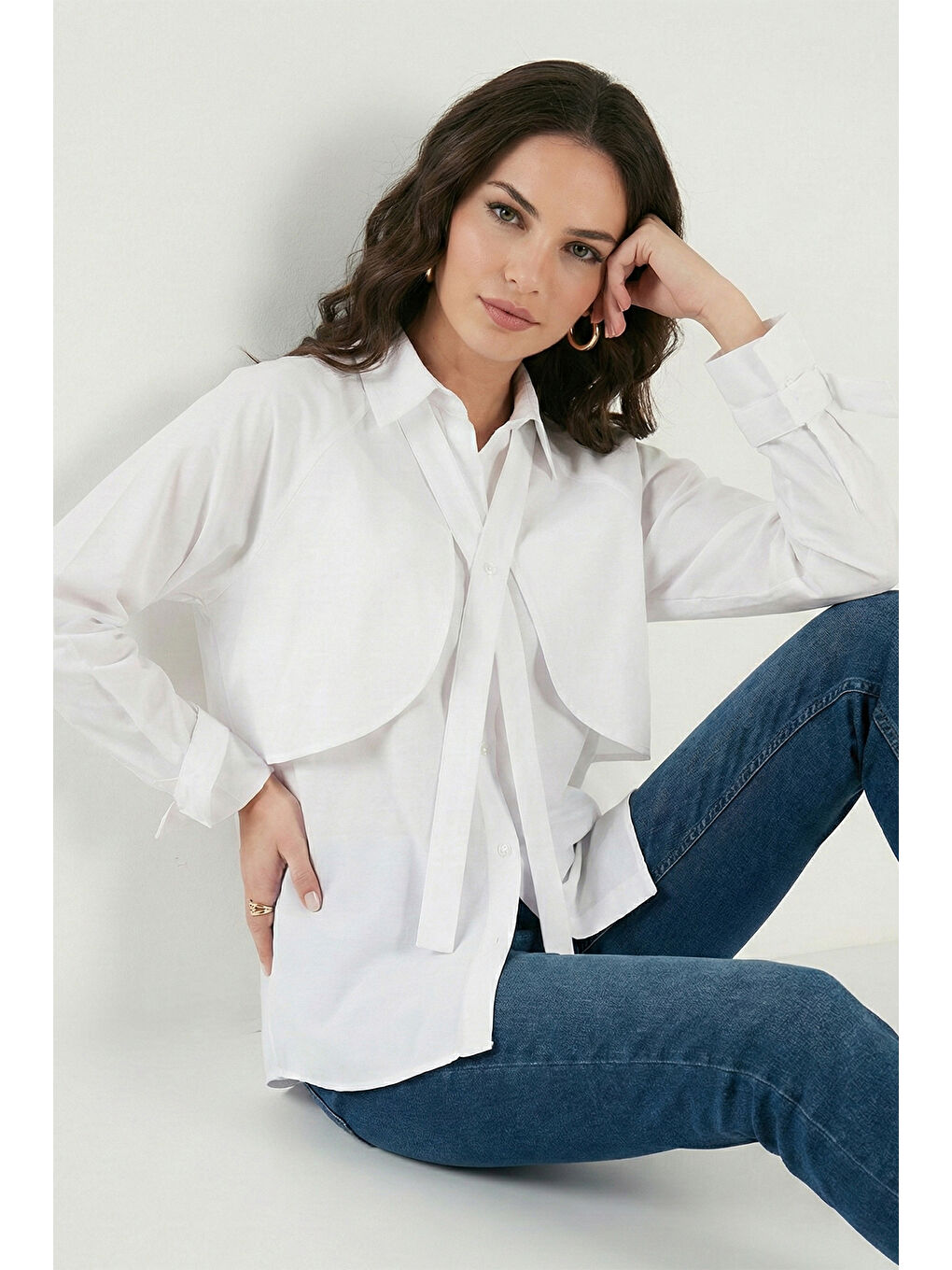 Beyaz Pamuklu Relaxed Fit Bağlama Detaylı Kadın Gömlek 6925408-1