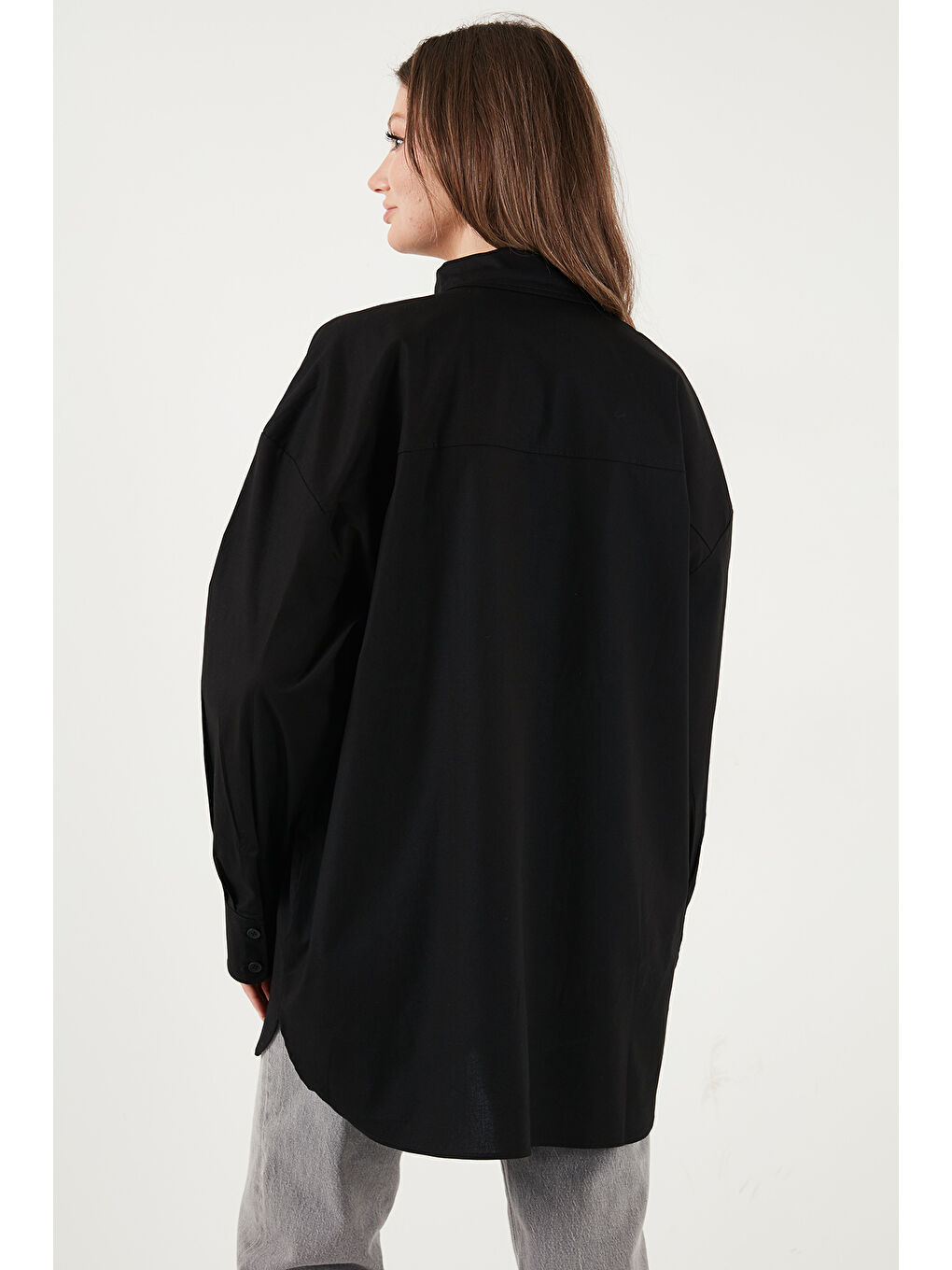 Siyah Relaxed Fit Fular Detaylı Klasik Yaka Göğüs Cepli Kadın Gömlek 6925427-6