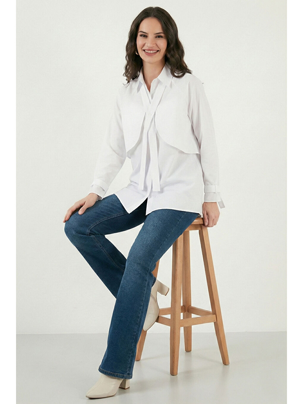 Beyaz Pamuklu Relaxed Fit Bağlama Detaylı Kadın Gömlek 6925408-2