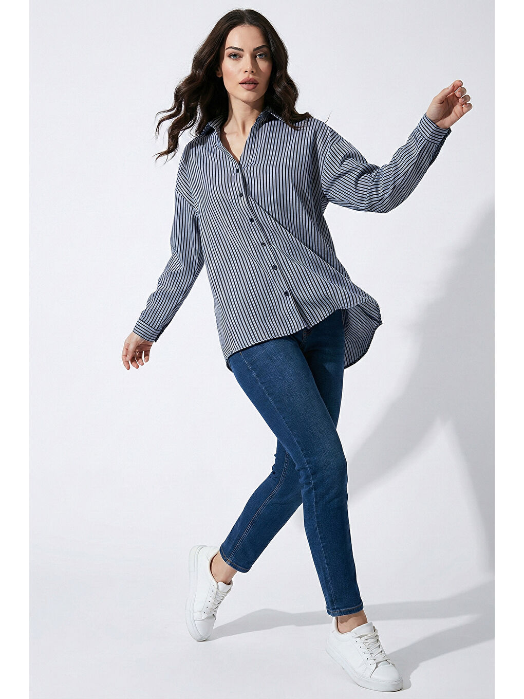 Siyah Çizgili Oversize Fit Klasik Yaka Uzun Kollu Kadın Gömlek 6925475-1