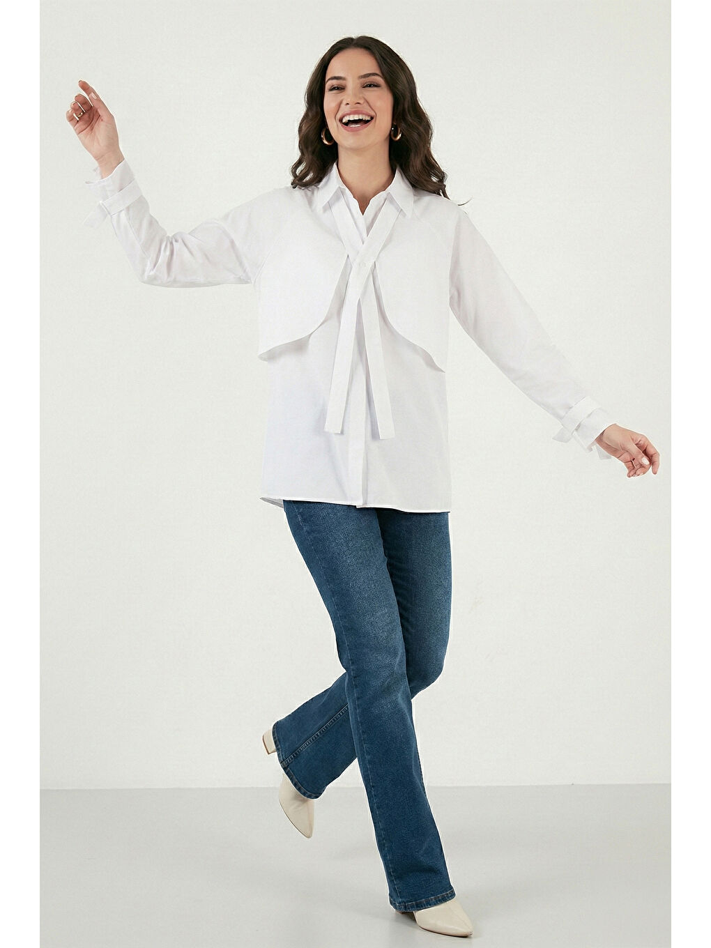 Beyaz Pamuklu Relaxed Fit Bağlama Detaylı Kadın Gömlek 6925408-3