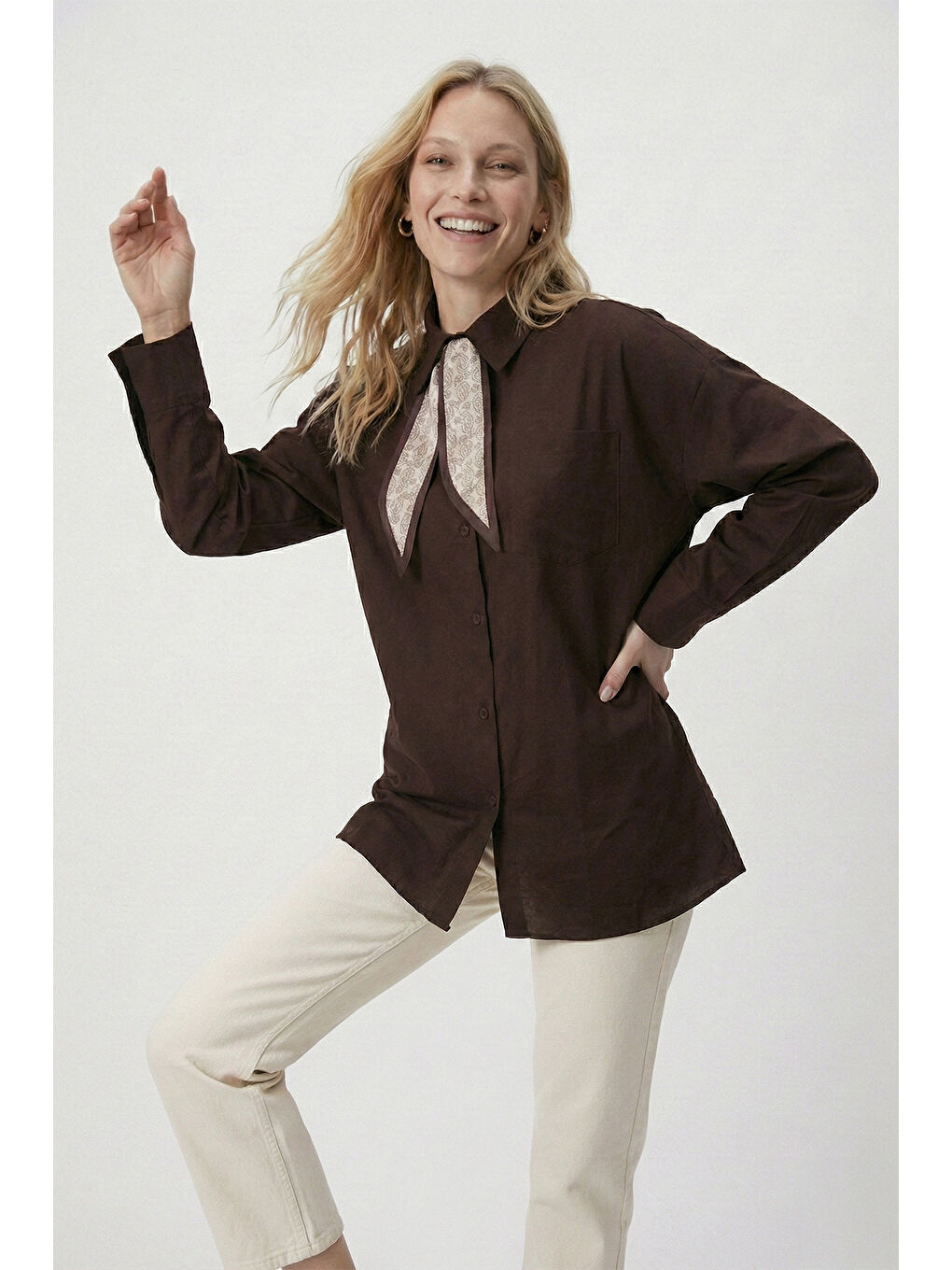 Kahverengi Relaxed Fit Fular Detaylı Klasik Yaka Göğüs Cepli Kadın Gömlek 6925427-2