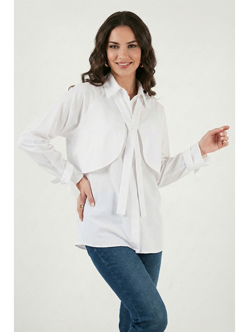 Beyaz Pamuklu Relaxed Fit Bağlama Detaylı Kadın Gömlek 6925408-4