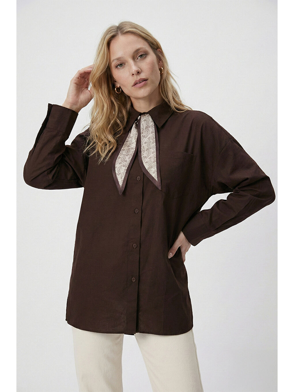 Kahverengi Relaxed Fit Fular Detaylı Klasik Yaka Göğüs Cepli Kadın Gömlek 6925427-3