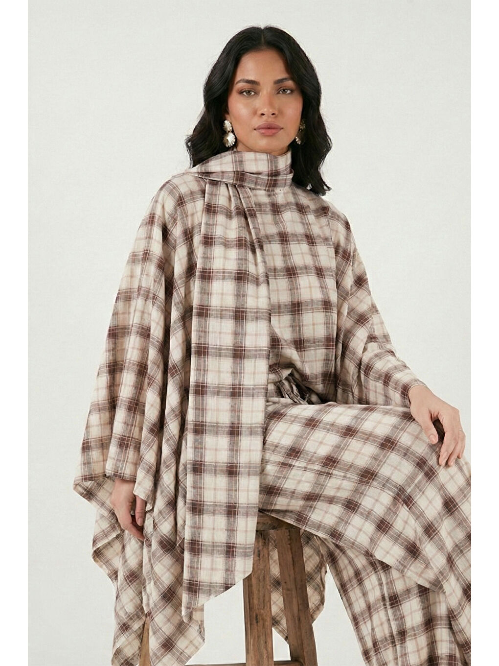 Kahverengi Ekoseli Pamuklu Oversize Fit Fular Yakalı Kadın Panço 6925472-1