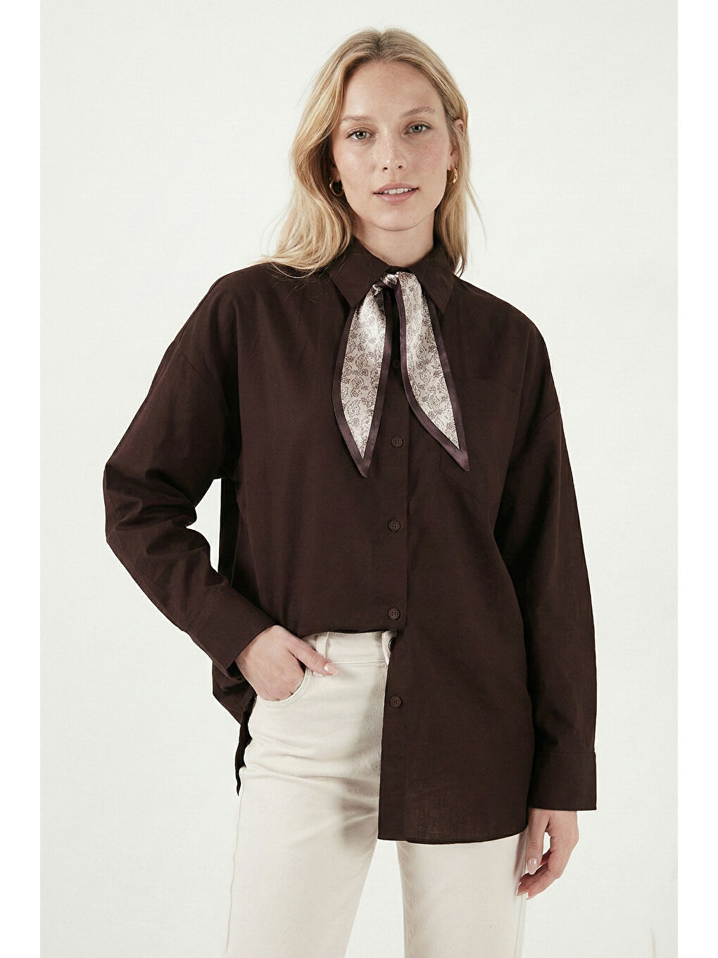 Kahverengi Relaxed Fit Fular Detaylı Klasik Yaka Göğüs Cepli Kadın Gömlek 6925427-4