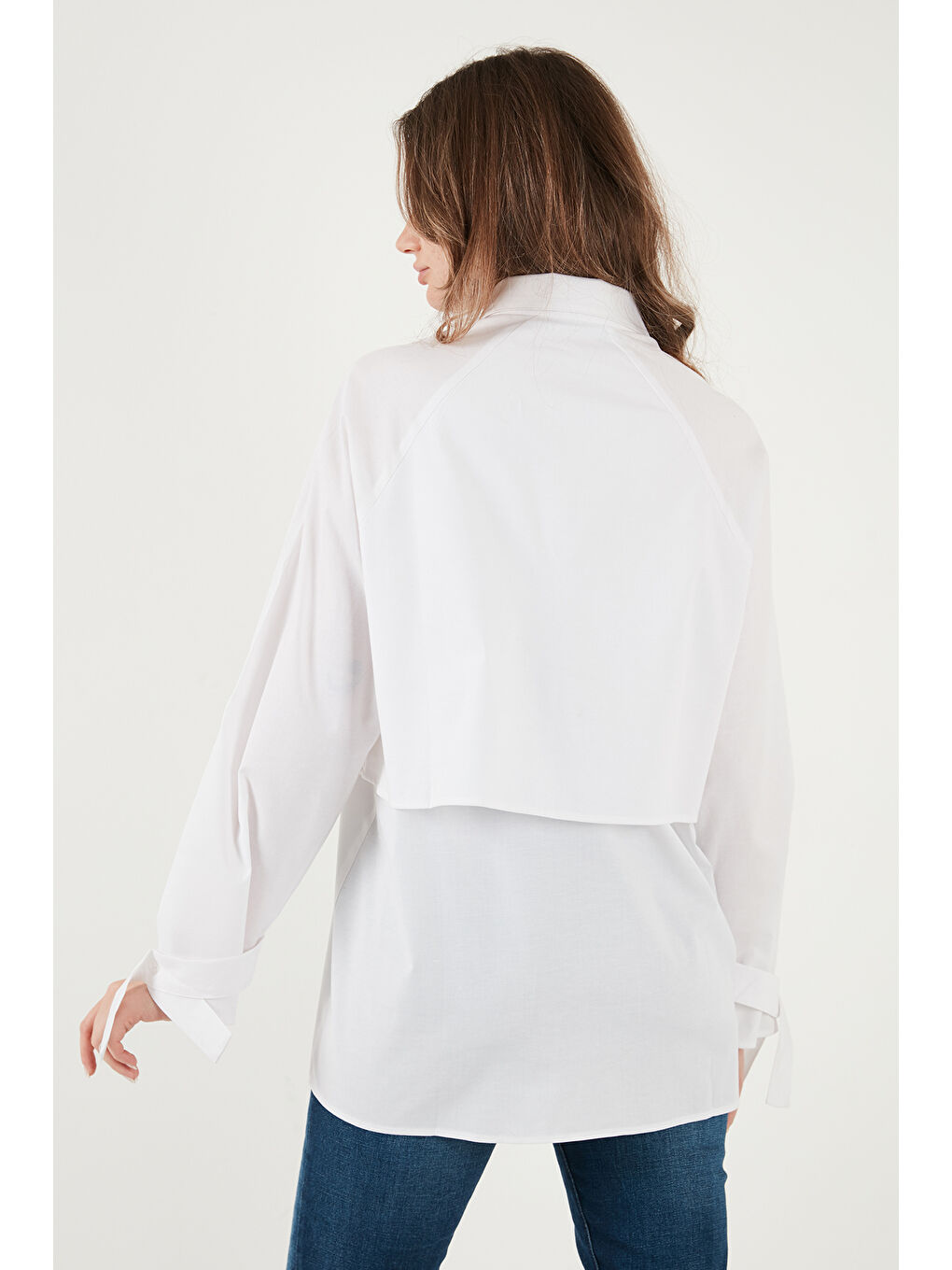 Beyaz Pamuklu Relaxed Fit Bağlama Detaylı Kadın Gömlek 6925408-5