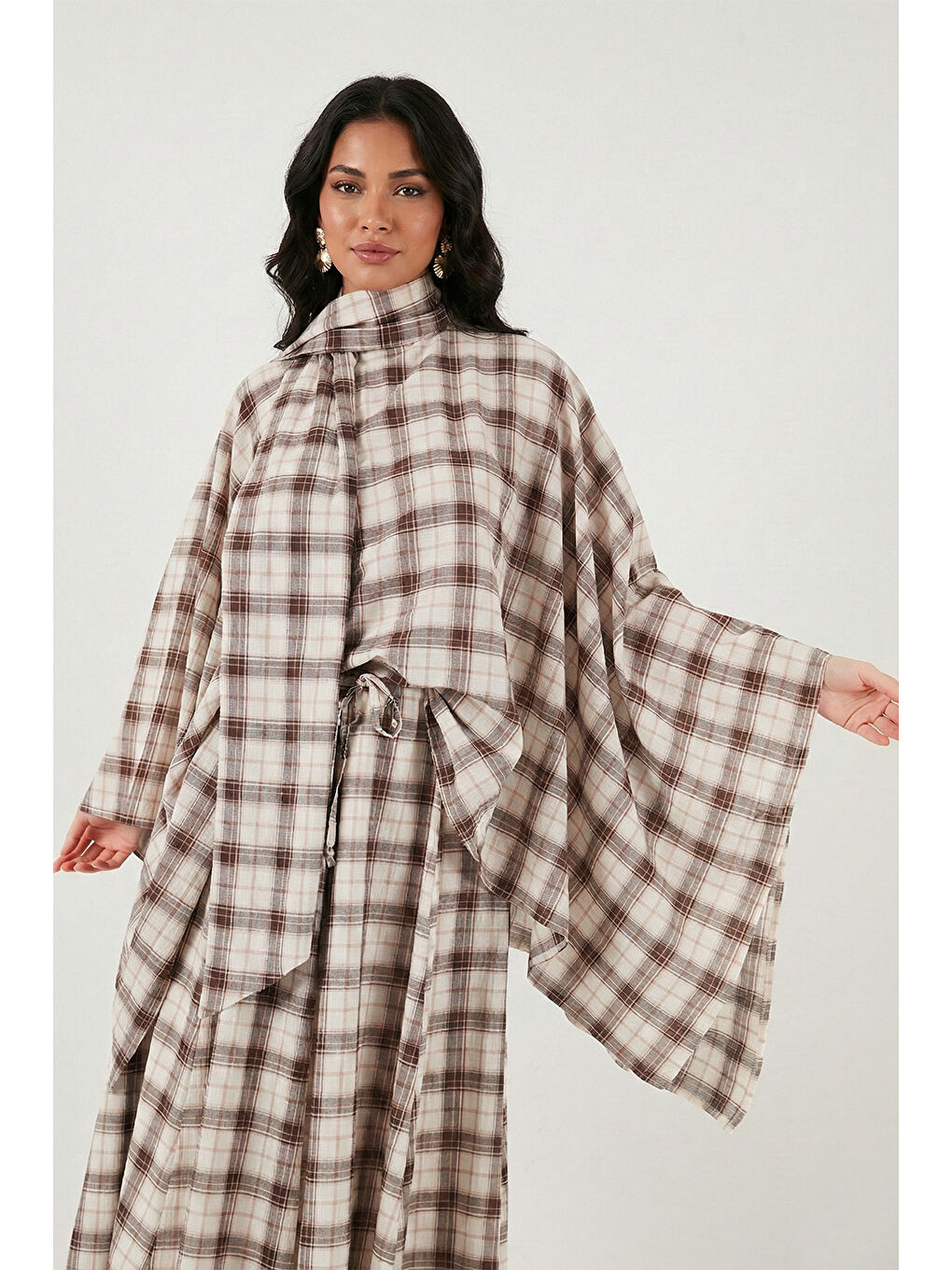 Kahverengi Ekoseli Pamuklu Oversize Fit Fular Yakalı Kadın Panço 6925472-3