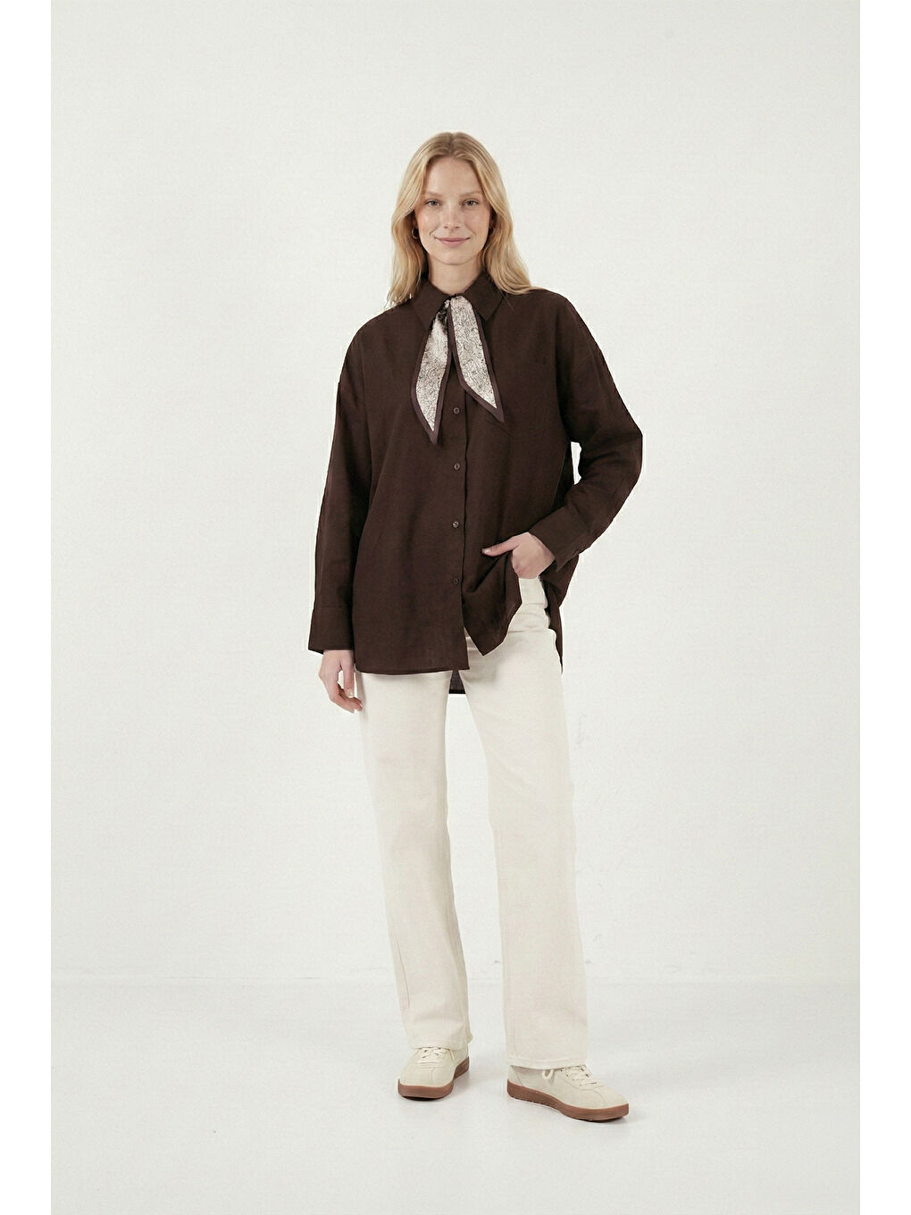 Kahverengi Relaxed Fit Fular Detaylı Klasik Yaka Göğüs Cepli Kadın Gömlek 6925427-5