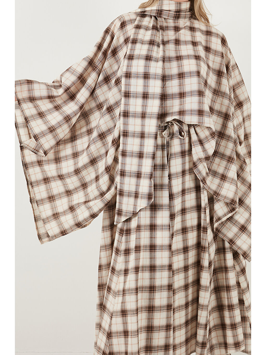 Kahverengi Ekoseli Pamuklu Oversize Fit Fular Yakalı Kadın Panço 6925472-5