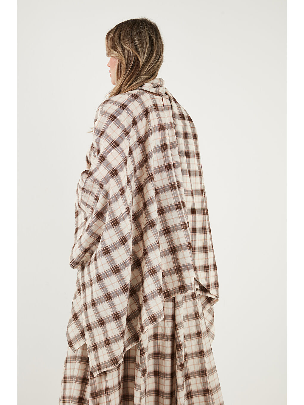 Kahverengi Ekoseli Pamuklu Oversize Fit Fular Yakalı Kadın Panço 6925472-6