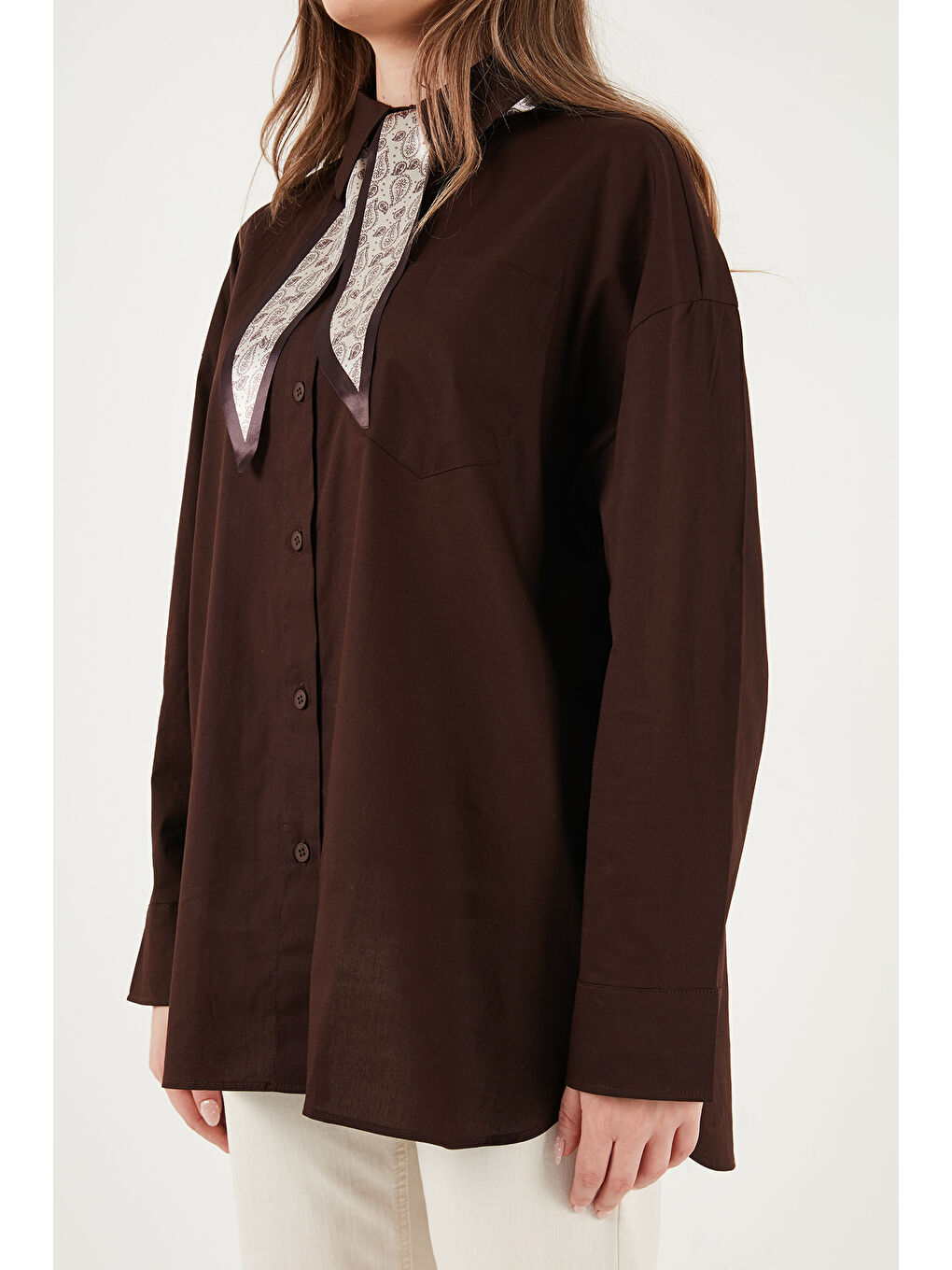 Kahverengi Relaxed Fit Fular Detaylı Klasik Yaka Göğüs Cepli Kadın Gömlek 6925427-6