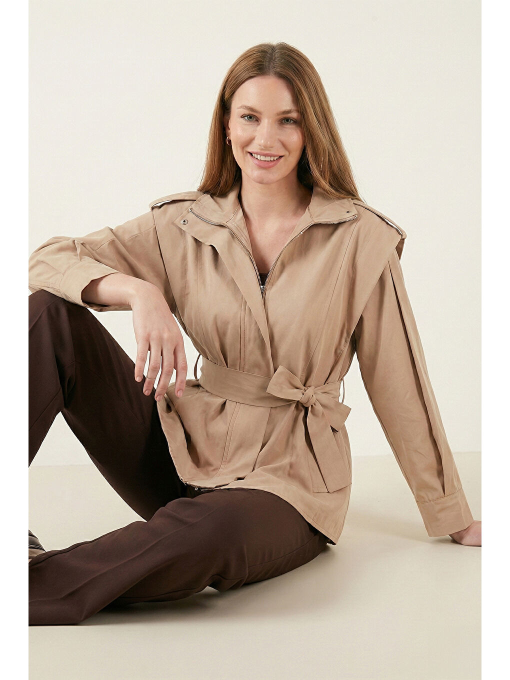 Bej Regular Fit Dik Yaka Geniş Omuzlu Kuşaklı Kadın Trençkot 6927623-1