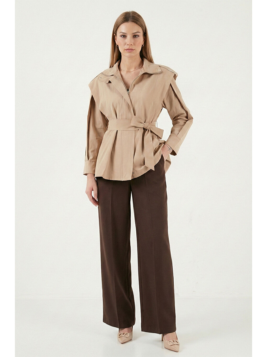 Bej Regular Fit Dik Yaka Geniş Omuzlu Kuşaklı Kadın Trençkot 6927623-2