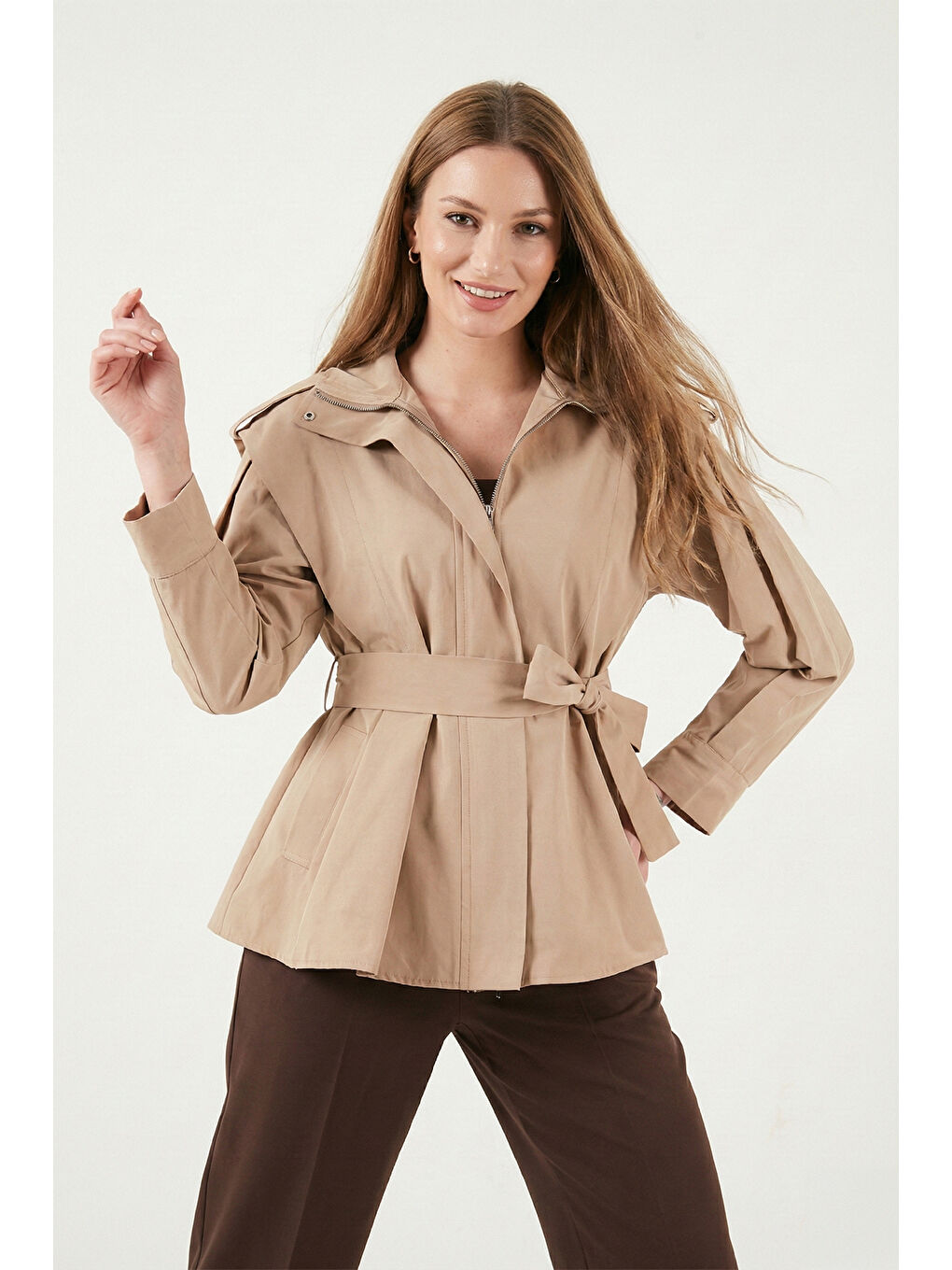 Bej Regular Fit Dik Yaka Geniş Omuzlu Kuşaklı Kadın Trençkot 6927623-3