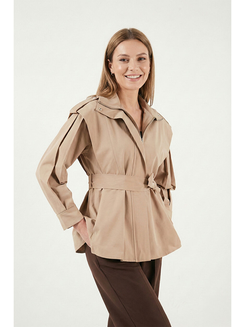 Bej Regular Fit Dik Yaka Geniş Omuzlu Kuşaklı Kadın Trençkot 6927623-4