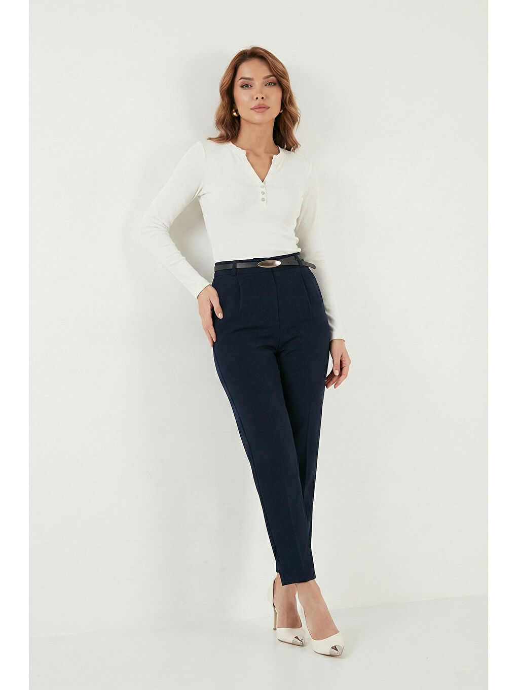 Lacivert Tapered Fit Yüksek Bel Daralan Paça Kemerli Havuç Kadın Pantolon 6923854-1