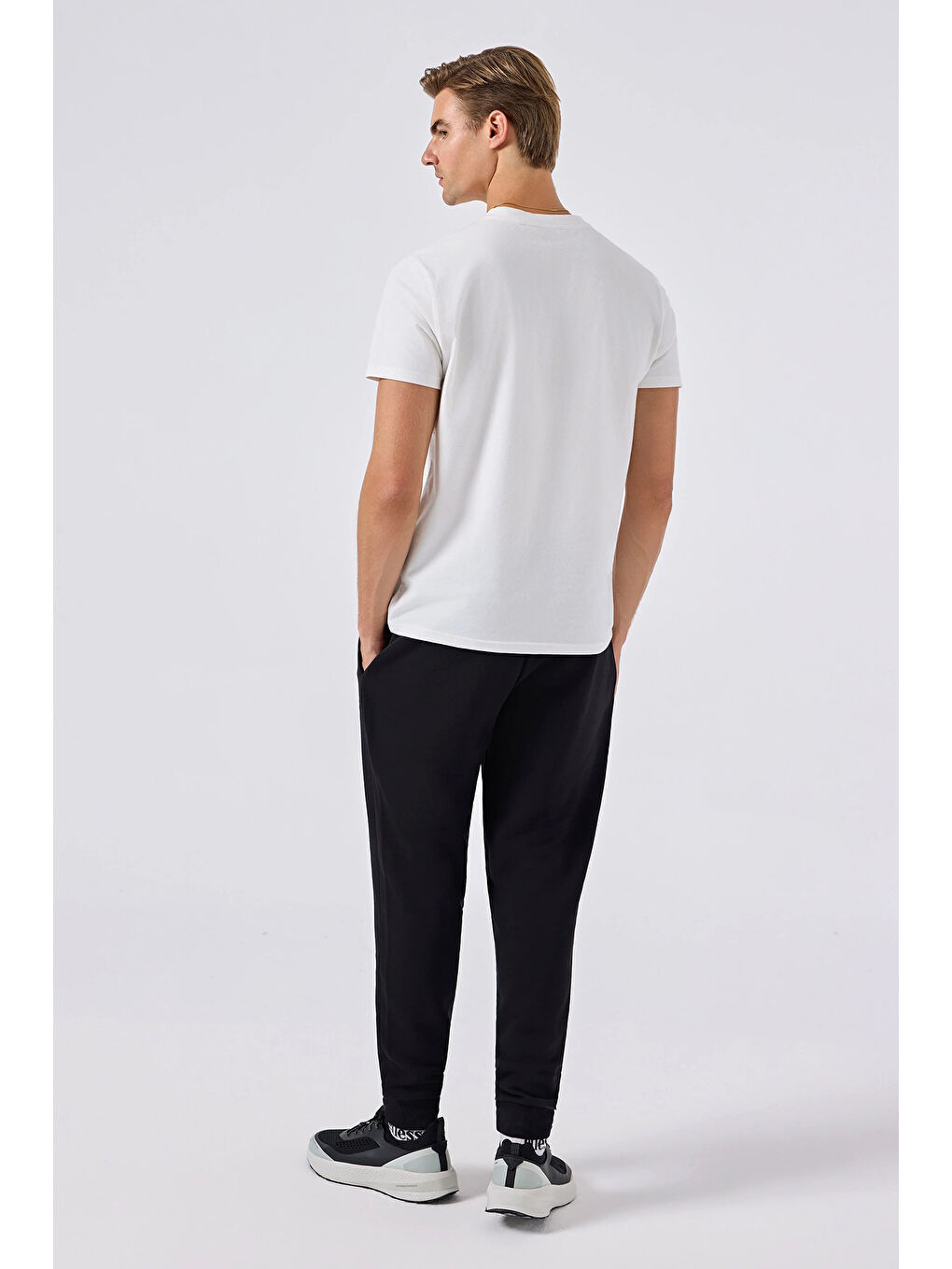 Beyaz Pamuklu Regular Fit V Yaka T Shirt 6SM5049-OF-3