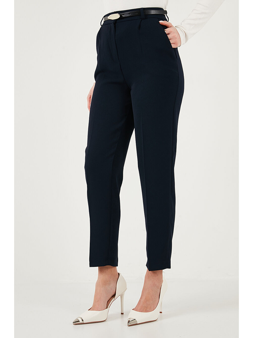 Lacivert Tapered Fit Yüksek Bel Daralan Paça Kemerli Havuç Kadın Pantolon 6923854-5