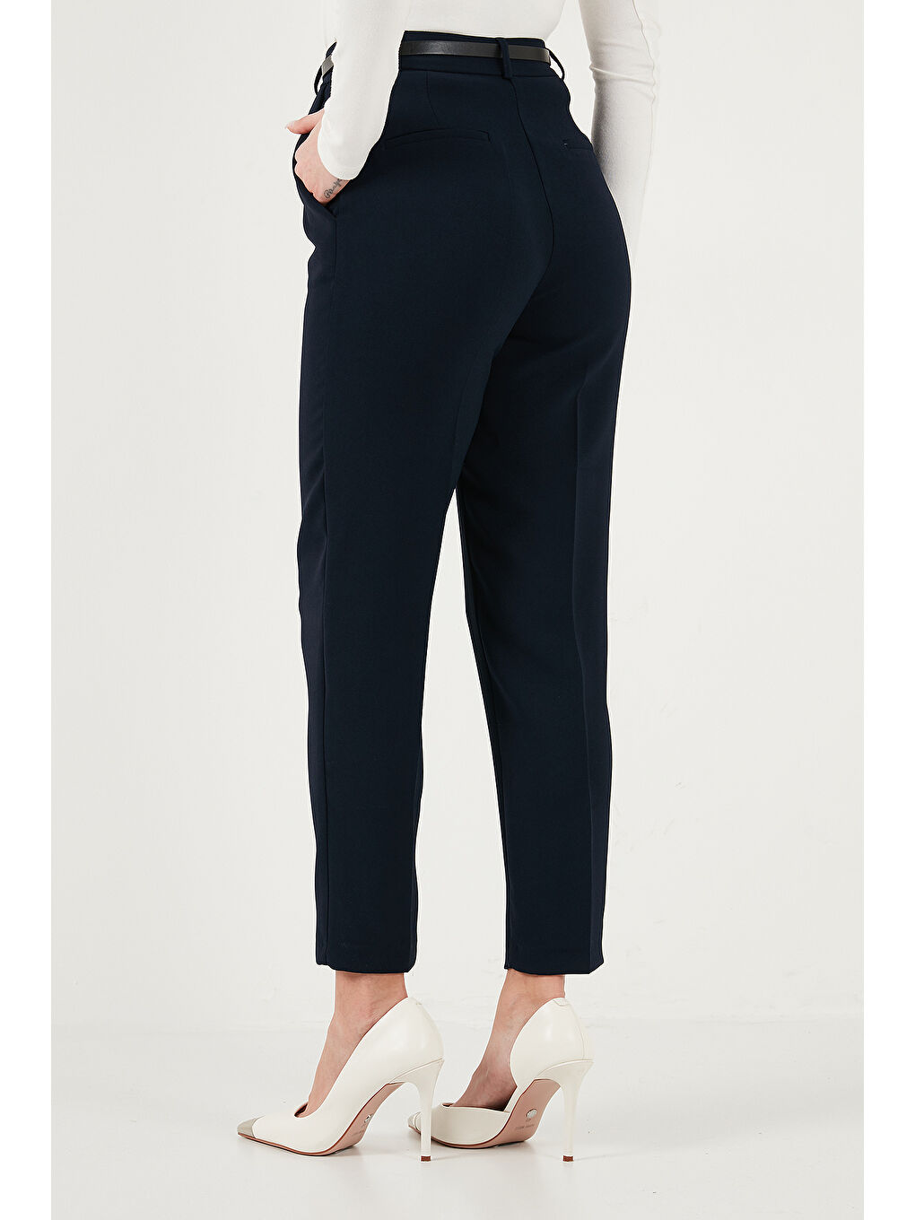 Lacivert Tapered Fit Yüksek Bel Daralan Paça Kemerli Havuç Kadın Pantolon 6923854-6