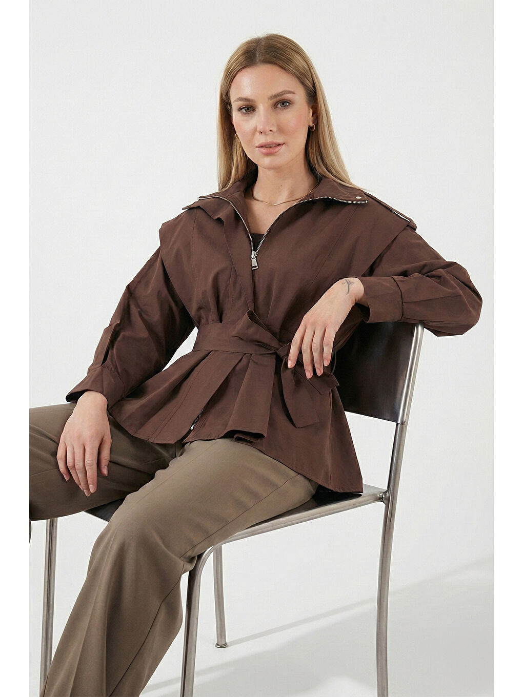 Kahverengi Regular Fit Dik Yaka Geniş Omuzlu Kuşaklı Kadın Trençkot 6927623-1