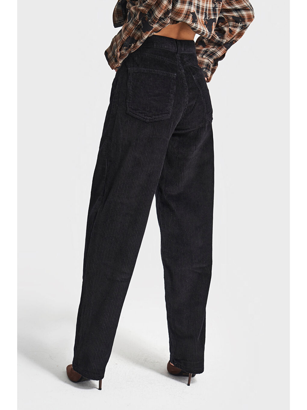 Kadın Siyah Renk Cindy 26w5-1 Skater Fit Kalın Fitilli Kadife Velvet Kumaş Pantolon-2