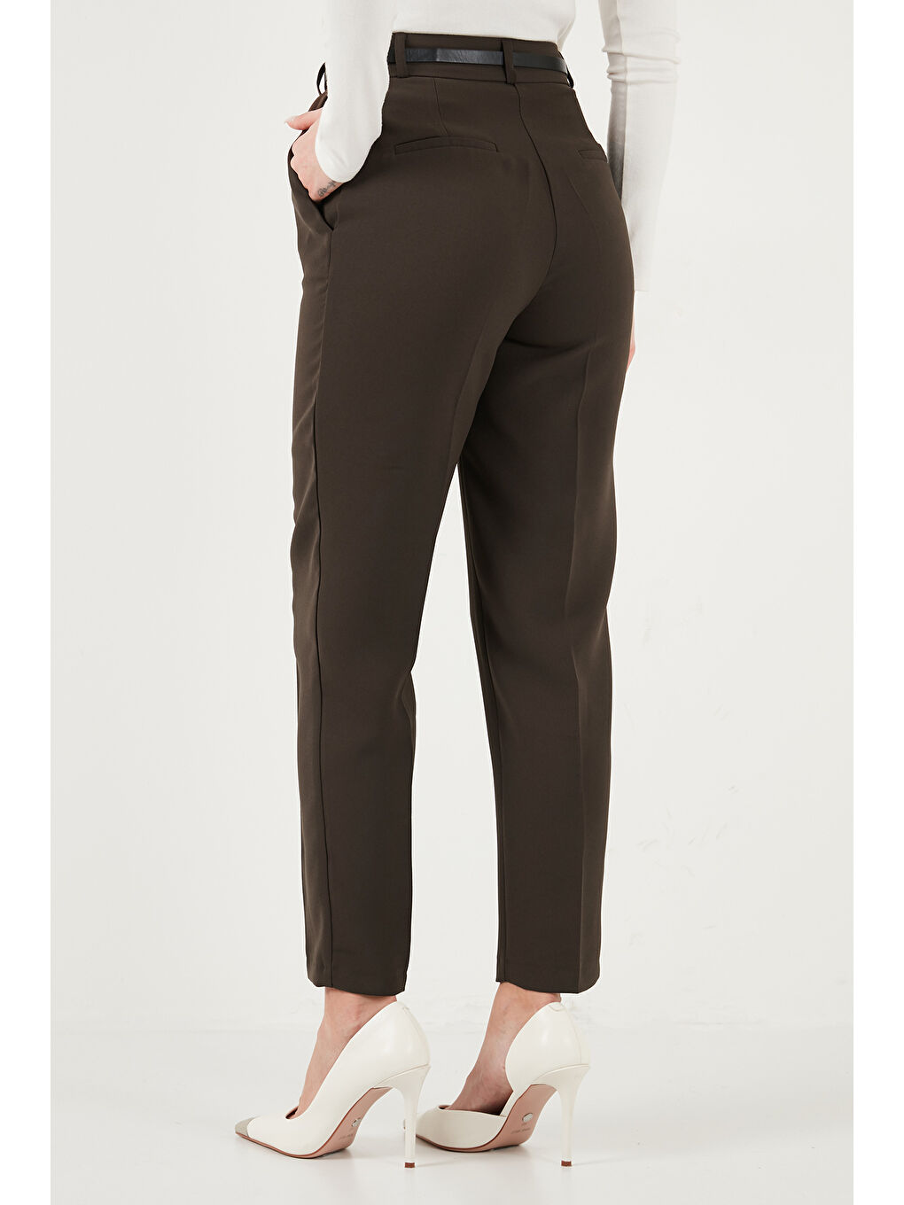 Kahverengi Tapered Fit Yüksek Bel Daralan Paça Kemerli Havuç Kadın Pantolon 6923854-6