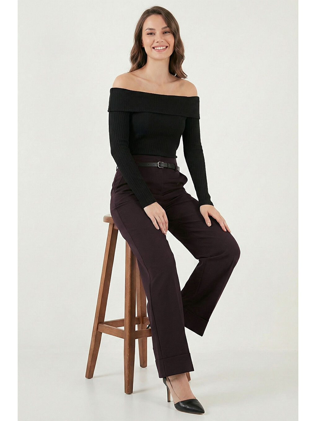 Mürdüm Wide Leg Yüksek Bel Kıvırma Detaylı Bol Paça Kemerli Kadın Pantolon 6923841-1