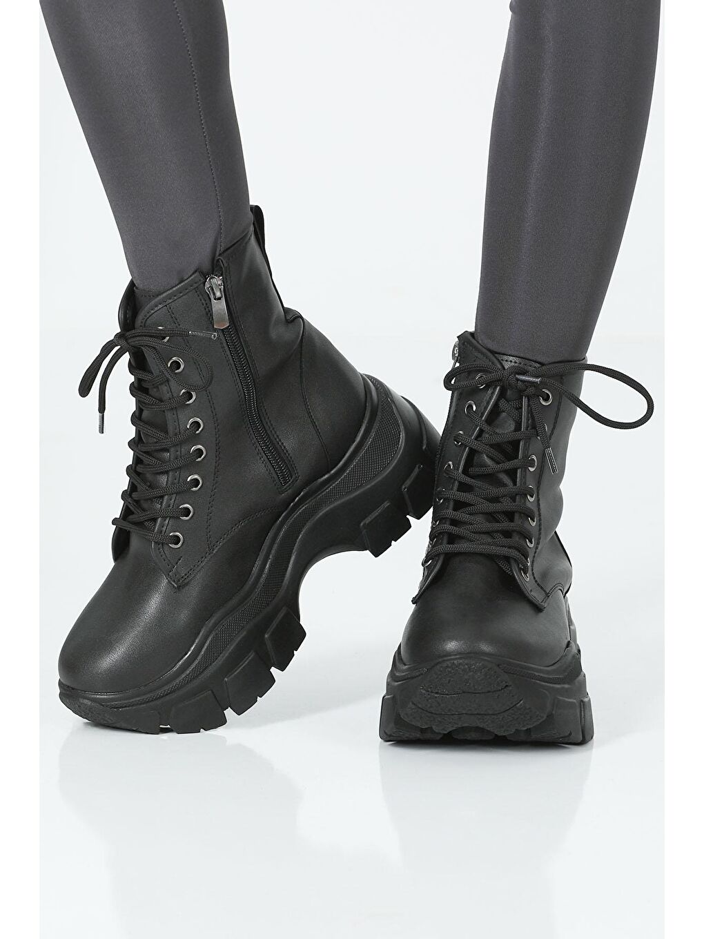 Siyah Kadın Yüksek Taban Fermuarlı Bot-1