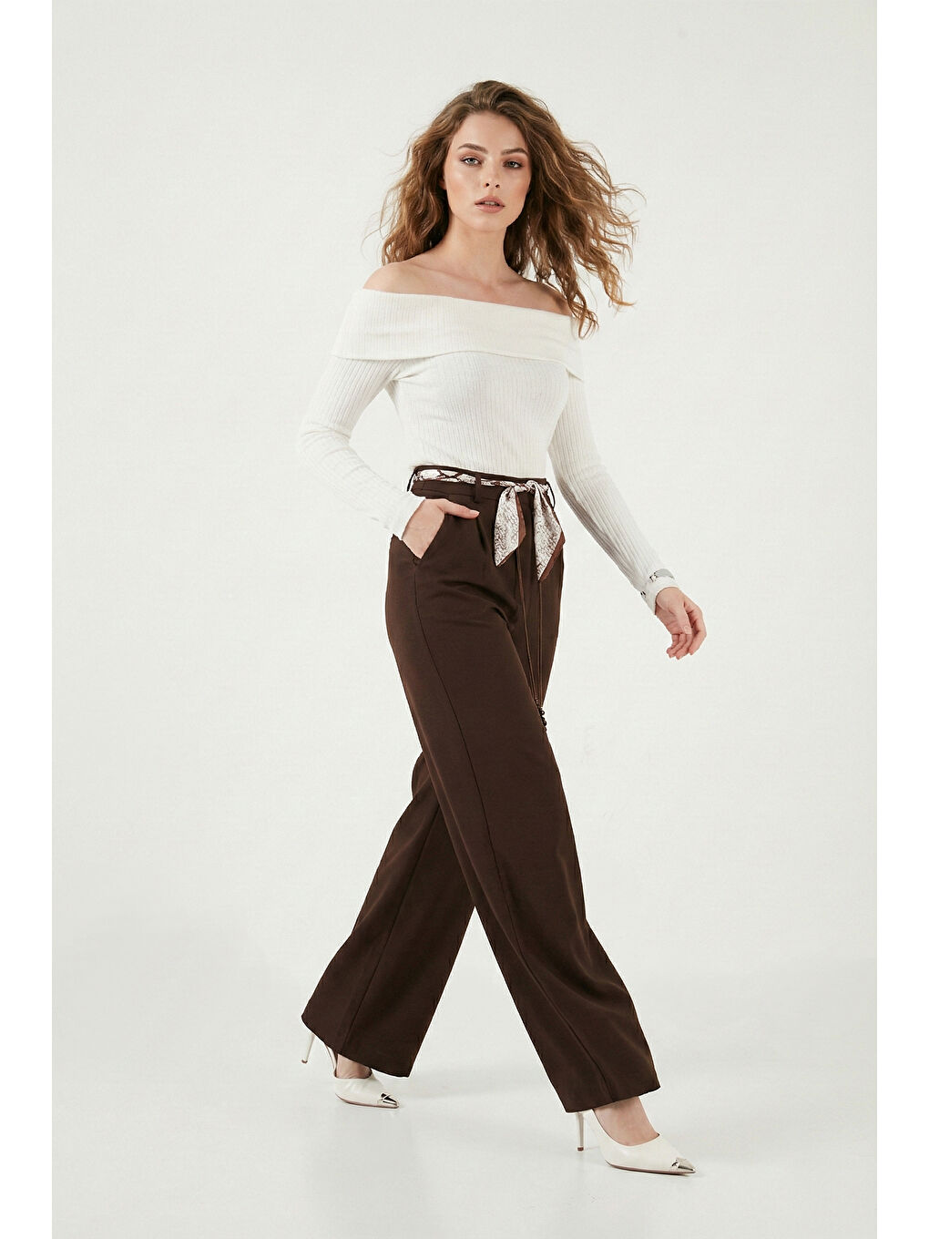 Kahverengi Regular Fit Yüksek Bel Düz Paça Fular Kemerli Kadın Pantolon 6923860-3
