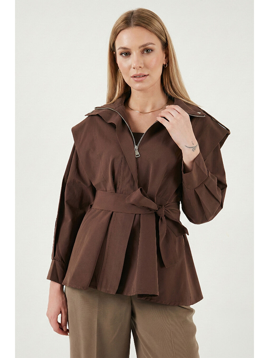 Kahverengi Regular Fit Dik Yaka Geniş Omuzlu Kuşaklı Kadın Trençkot 6927623-4