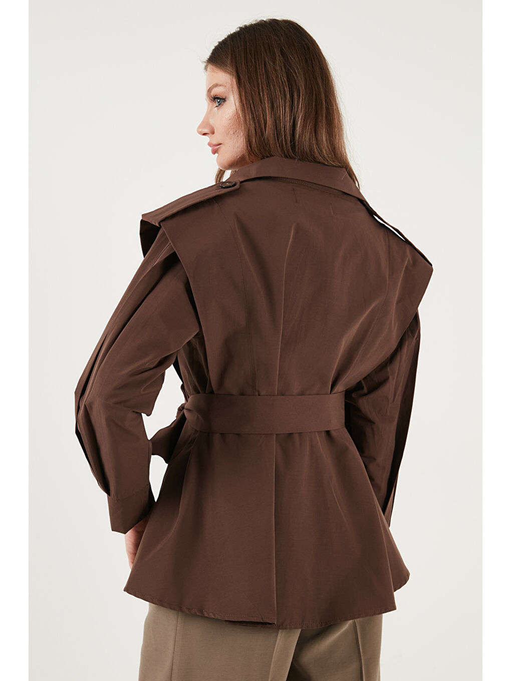 Kahverengi Regular Fit Dik Yaka Geniş Omuzlu Kuşaklı Kadın Trençkot 6927623-6