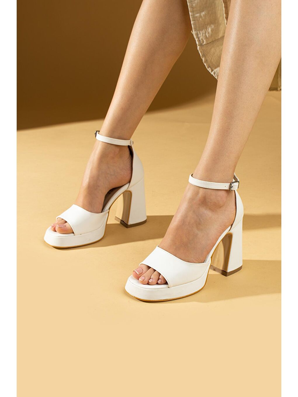 Beyaz Tek Bant Tokalı Kalın Topuklu Platform Kadın Ayakkabı 59-59-24