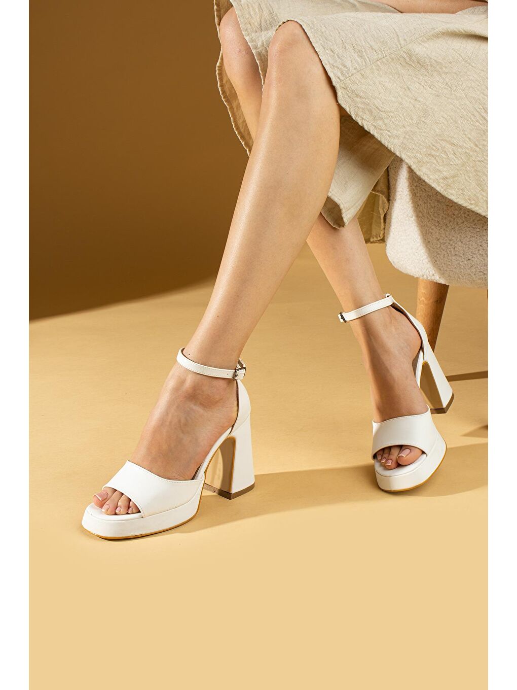 Beyaz Tek Bant Tokalı Kalın Topuklu Platform Kadın Ayakkabı 59-59-24-1