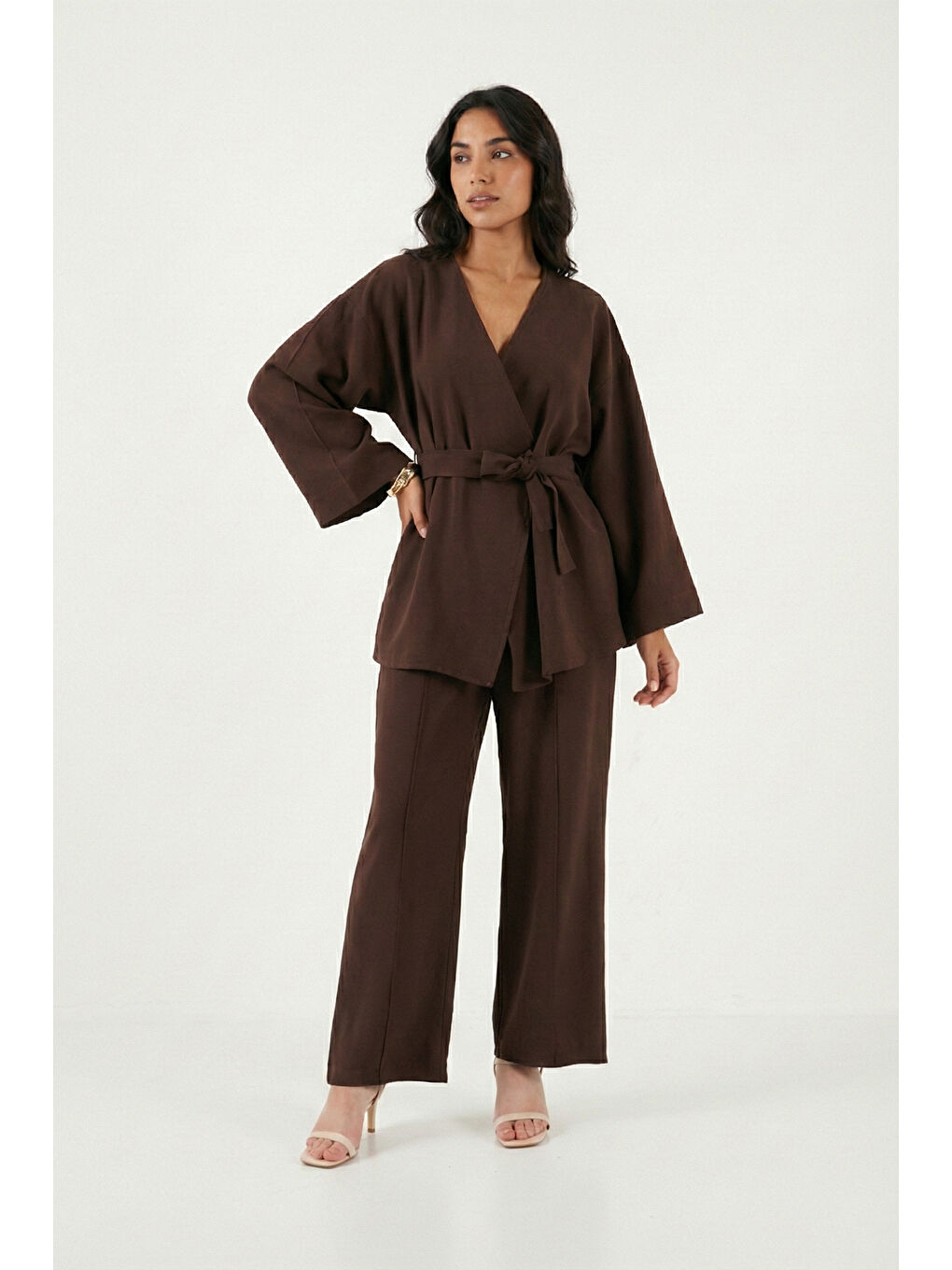 Kahverengi Regular Fit Bağlama Detaylı V Yaka Uzun Kollu Çimalı Kadın Takım 6928892-4