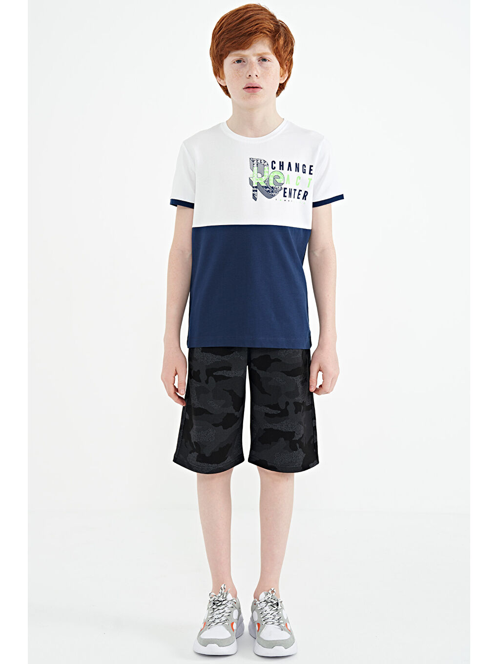 Beyaz Baskı Detaylı Renk Bloklu Standart Kalıp O Yaka Erkek Çocuk Tişört - 11107