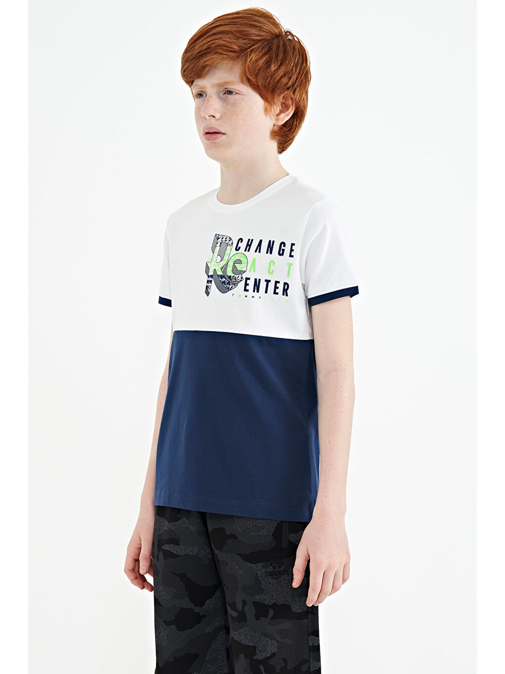 Beyaz Baskı Detaylı Renk Bloklu Standart Kalıp O Yaka Erkek Çocuk Tişört - 11107-1