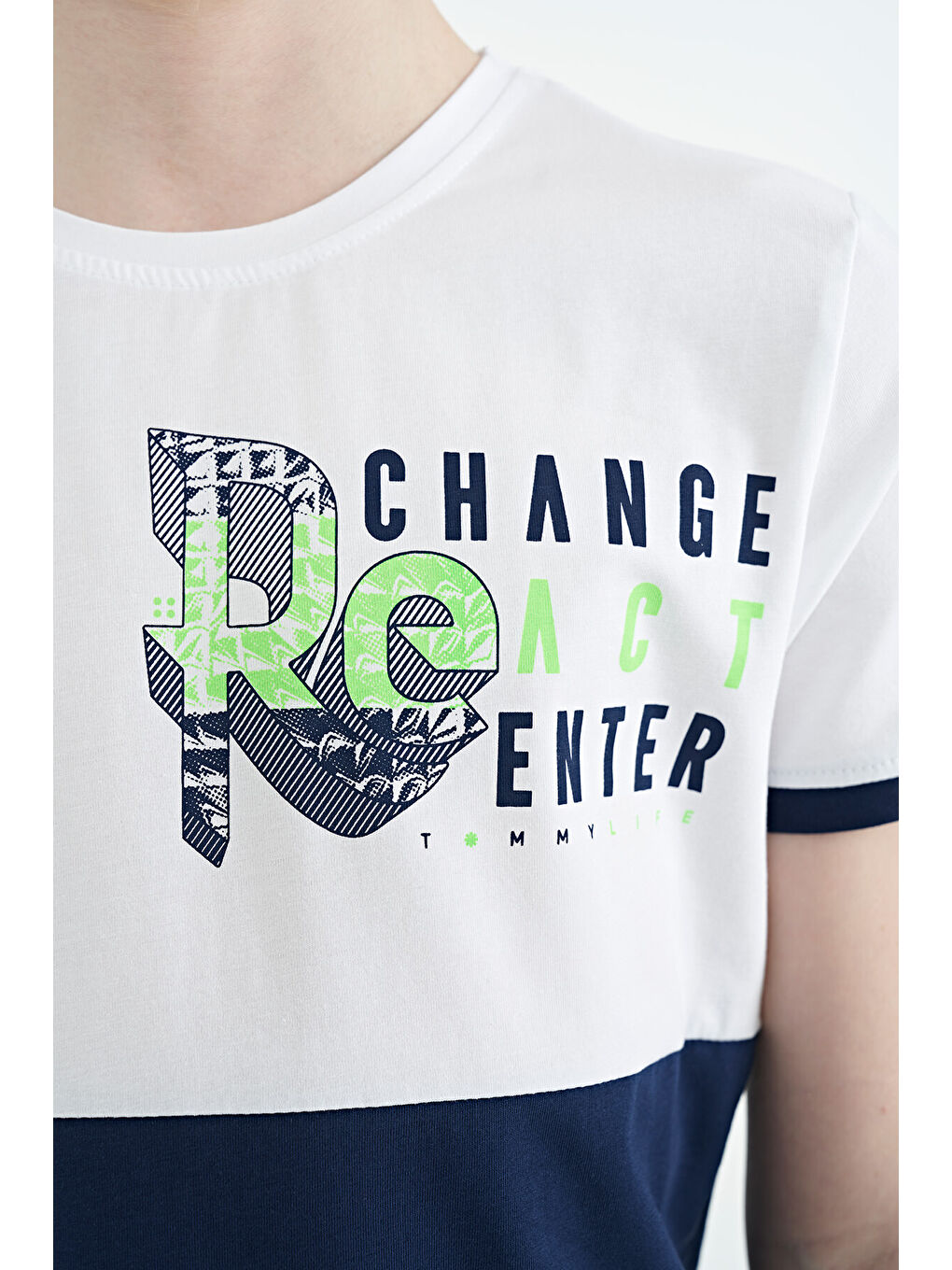 Beyaz Baskı Detaylı Renk Bloklu Standart Kalıp O Yaka Erkek Çocuk Tişört - 11107-2