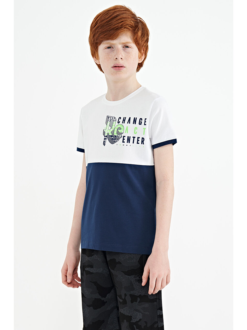 Beyaz Baskı Detaylı Renk Bloklu Standart Kalıp O Yaka Erkek Çocuk Tişört - 11107-3