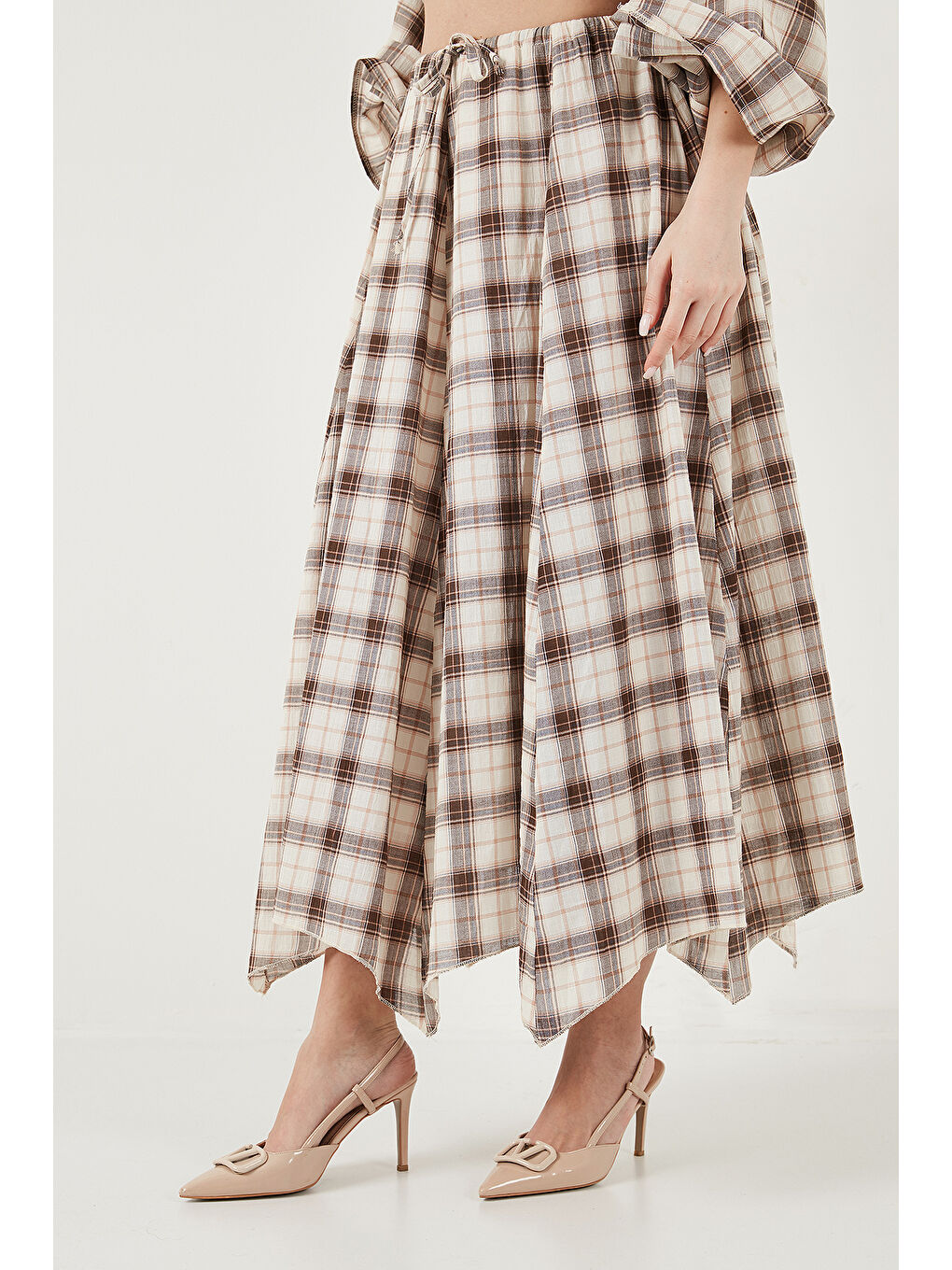 Kahverengi Pamuklu Relaxed Fit Asimetrik Kareli Kadın Midi Etek 6921284-4