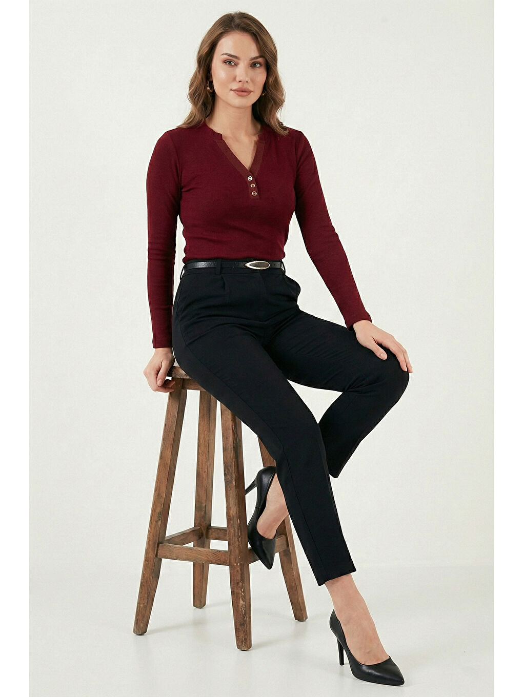 Siyah Tapered Fit Yüksek Bel Daralan Paça Kemerli Havuç Kadın Pantolon 6923854-1