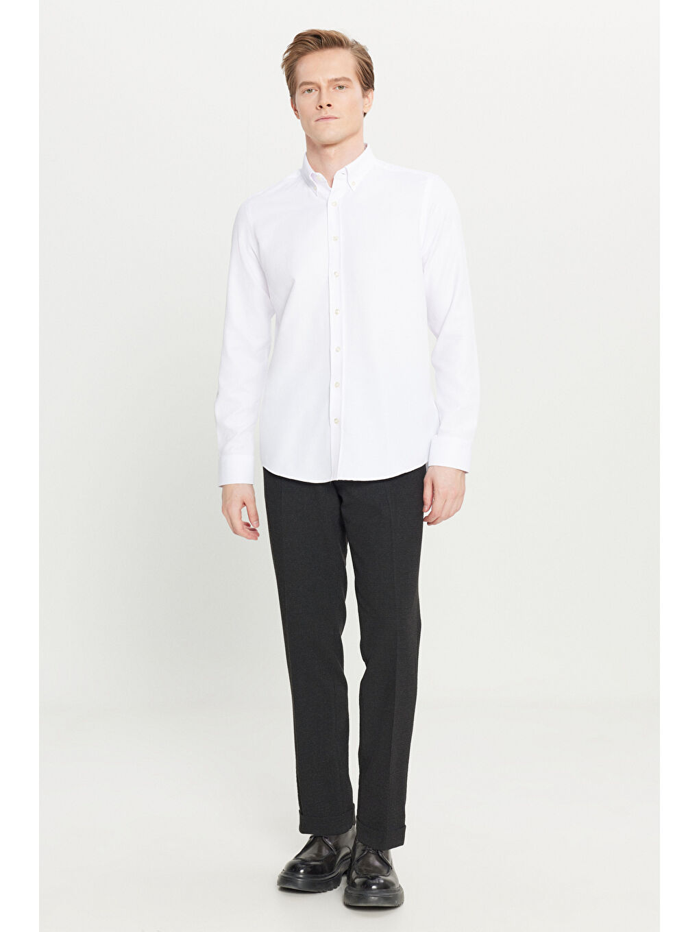 Erkek Beyaz Pamuklu Tailored Slim Fit Dar Kesim Düğmeli Yaka Armürlü Gömlek-1