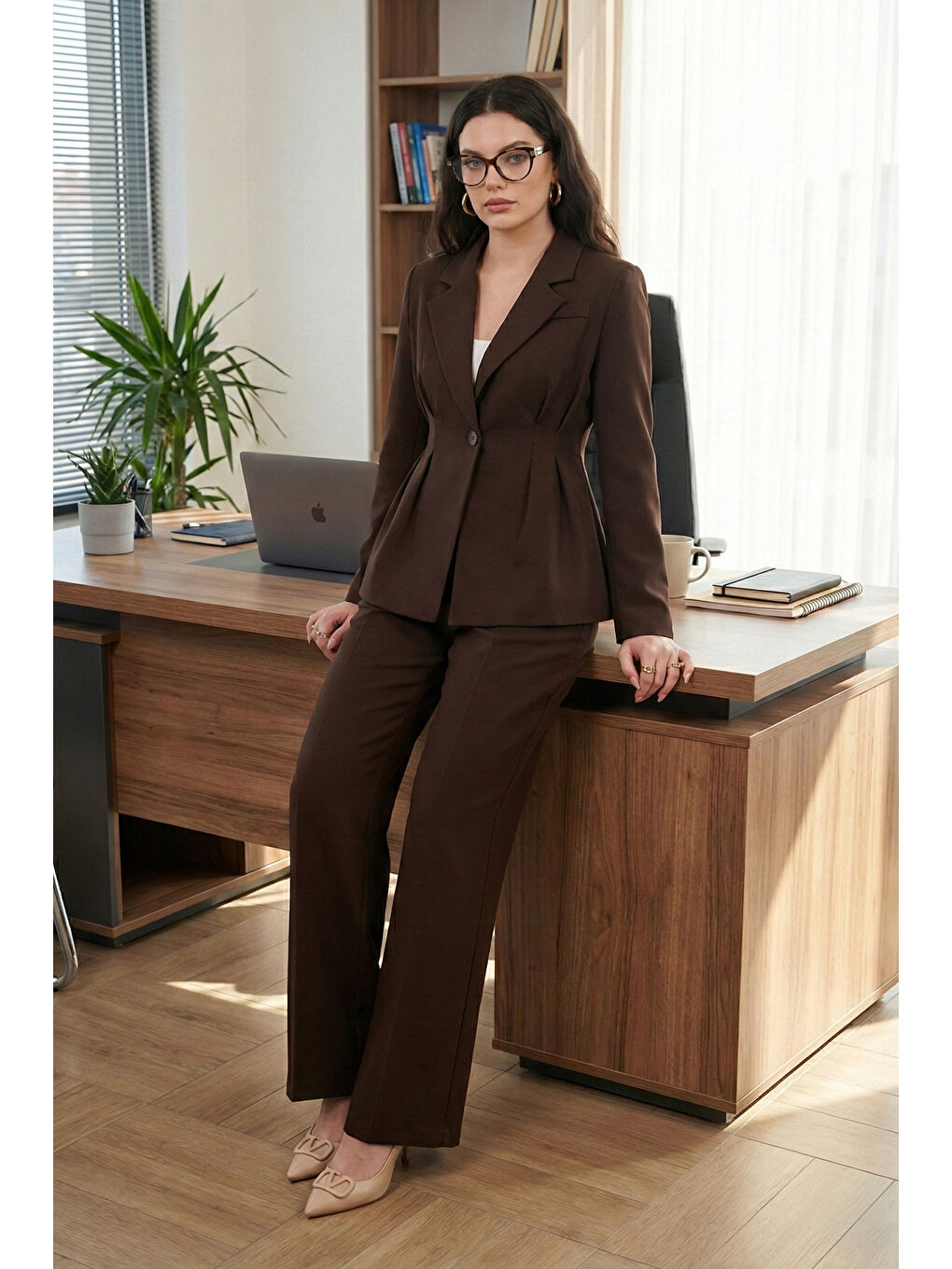 Kahverengi Slim Fit Kruvaze Yaka Pileli Bele Oturan Kadın Takım 6928884