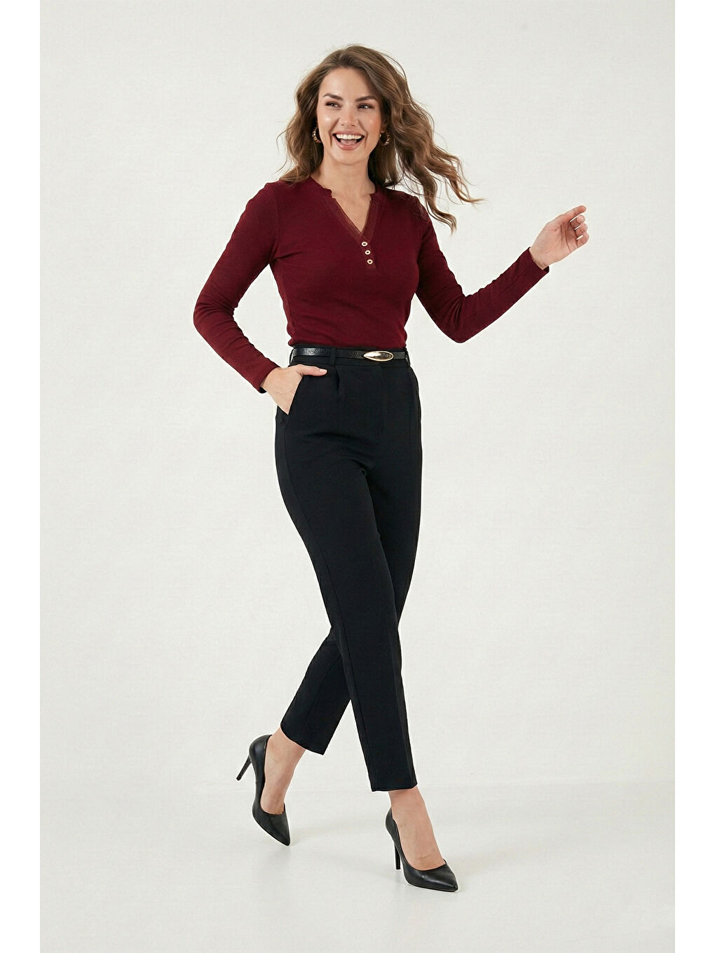 Siyah Tapered Fit Yüksek Bel Daralan Paça Kemerli Havuç Kadın Pantolon 6923854-2