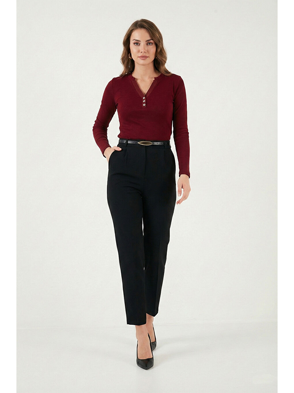 Siyah Tapered Fit Yüksek Bel Daralan Paça Kemerli Havuç Kadın Pantolon 6923854-3