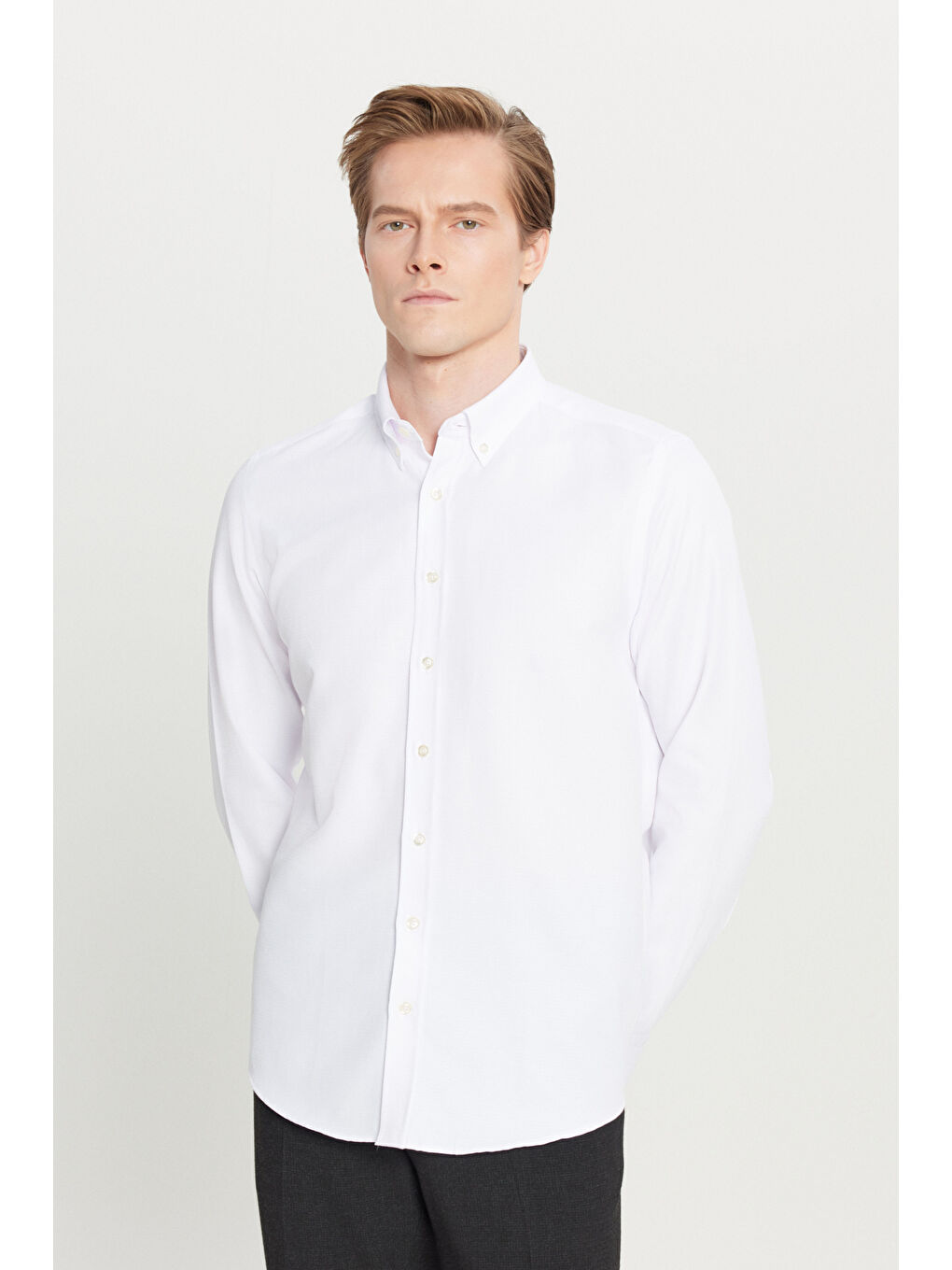 Erkek Beyaz Pamuklu Tailored Slim Fit Dar Kesim Düğmeli Yaka Armürlü Gömlek-2